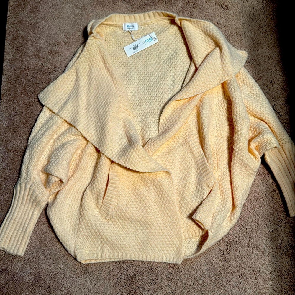 Bluivy cardigan, NWT, size M/L. Cream color.